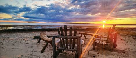 En la playa, camastros y toallas de playa