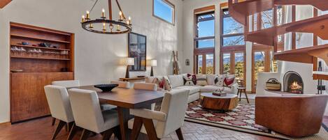 TV connectée, cheminée, livres, espaces bureaux