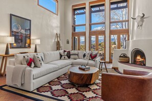 Smart TV, fireplace, books, offices - Casa Serenata: Monthly Luxury Home, Panoramic Mountain Views near Santa Fe Opera (Santa Fe)