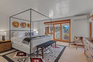 2 bedrooms, desk, iron/ironing board, WiFi - Casa Serenata: Monthly Luxury Home, Panoramic Mountain Views near Santa Fe Opera (Santa Fe)