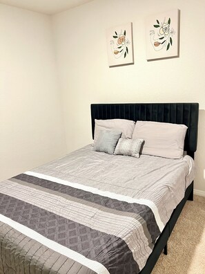 1 habitación, tabla de planchar con plancha, wifi y ropa de cama