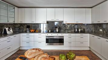 Réfrigérateur, four, lave-vaisselle, cafetiÚre/bouilloire