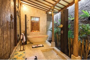 Asciugacapelli, asciugamani, sapone, carta igienica