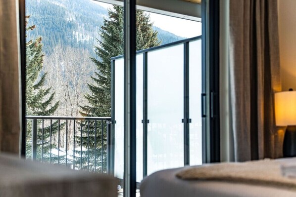 4 bedrooms, desk, free WiFi, bed sheets