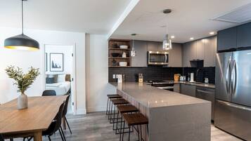 Frigorífic, microones, forn i placa de cuina