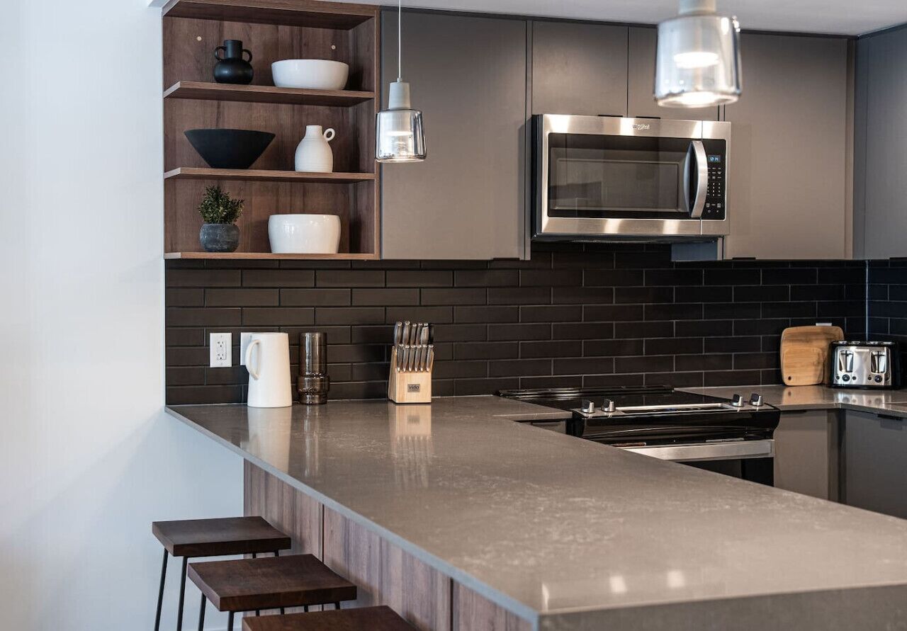 Geladeira, micro-ondas, fogão, cooktop