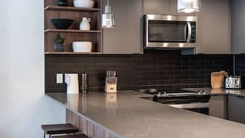 Geladeira, micro-ondas, fogão, cooktop