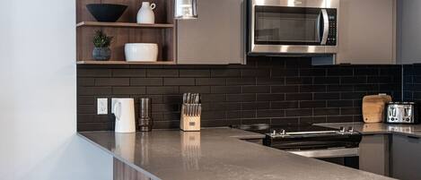 Refrigerador, microondas, horno y parrilla de estufa