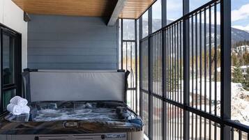 Banyera d'hidromassatge coberta