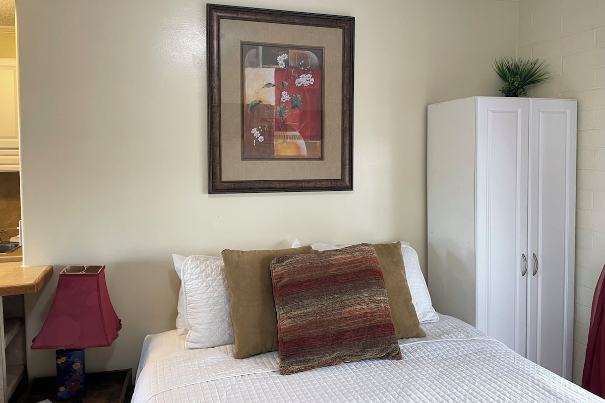 Deluxe Double Room, Ensuite, Mountain View (02 Standard 1 Bed Stove) | 1 bedroom, free WiFi, bed sheets, wheelchair access