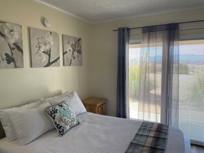 Deluxe Studio, Ensuite, Mountain View (01 Standard 1 Bed Stove)