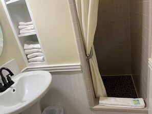 デラックス ダブルルーム マウンテンビュー (02 Standard 1 Bed) | バスルーム | シャワー、レインフォールシャワー、タオル、石鹸