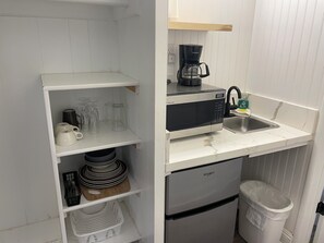 Frigobar, microondas, cafetera/tetera, utensilios de cocina