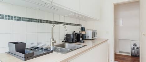 Kühlschrank, Mikrowelle, Ofen, Geschirrspüler