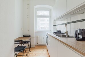 Kylskåp, mikrovågsugn, ugn och diskmaskin