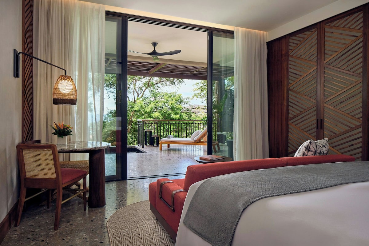 Room, 1 King Bed, Ocean View | Hypo-allergenic bedding available, minibar, cribs (free)
