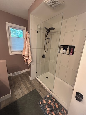 Haartrockner, Handtücher, Seife, Toilettenpapier