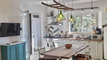 Fridge, oven, stovetop, coffee/tea maker