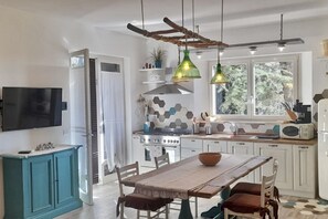 Kjøleskap, ovn, kokeplater og kaffetrakter/tekoker