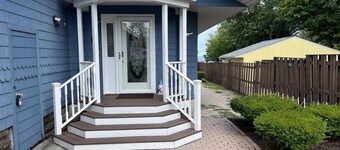 Best Downtown Location- Large, Beautiful!- The Queen Elizabeth House