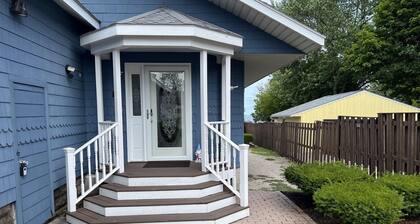 Best Downtown Location- Large, Beautiful!- The Queen Elizabeth House
