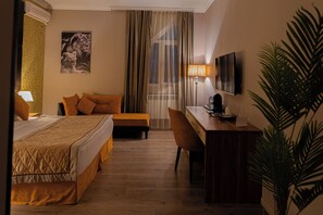 ميني بار وخزنة داخل الغرفة ومكتب ومساحة عمل للكمبيوتر المحمول