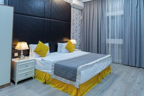 Minibar, in-room safe, desk, laptop workspace - Square Boutique (Baku)