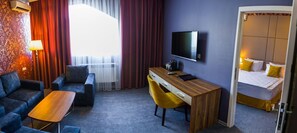 Family Suite, City View | Living area