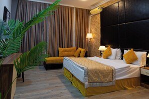 Minibar, in-room safe, desk, laptop workspace - Square Boutique (Baku)