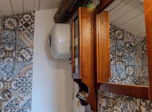 House, Mountain View | Bathroom | Shower, hair dryer, bidet, towels - Launiur (Spinoso)