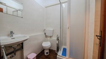 Ferienhaus, Terrasse | Badezimmer