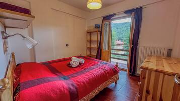 Apartemen, balkon, pemandangan kebun | 2 kamar tidur dan Wi-Fi gratis