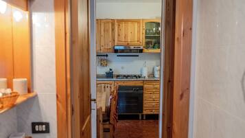 Apartemen, balkon, pemandangan kebun | Kamar mandi | Shower, handuk, dan tisu toilet