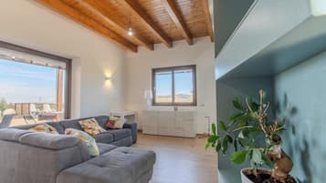 Ferienhaus, eigener Pool | Wohnbereich | 32-Zoll-Flachbildfernseher mit Kabelempfang