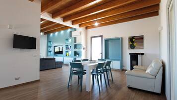 Ferienhaus, eigener Pool | Wohnbereich | 32-Zoll-Flachbildfernseher mit Kabelempfang