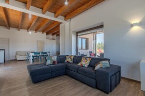 Casa, alberca privada | Área de sala de estar | Televisión de pantalla plana de 32 pulgadas con canales por cable 