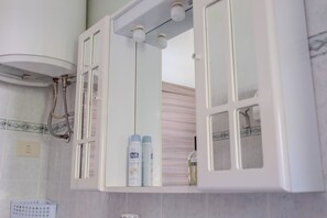 Apartamento, sacada, vista para o mar | Banheiro | Chuveiro, secador de cabelo, bidê, toalhas de banho