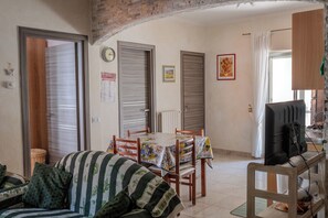 Appartement, balcon, vue mer | Coin séjour | Télévision à écran plat de 32 pouces avec chaînes par câble