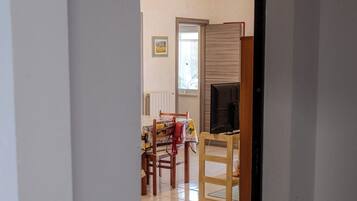 Apartemen, balkon, pemandangan laut | Area keluarga | Televisi layar datar 32-inci dengan saluran TV kabel