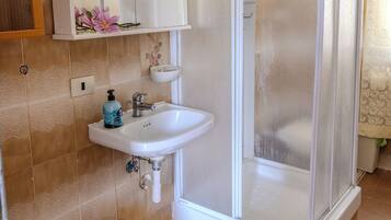 Appartamento, patio | Bagno | Doccia, asciugacapelli, bidet, asciugamani