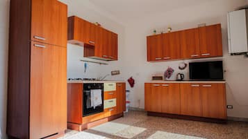 Apartment, Balcony | Private kitchen | Electric kettle