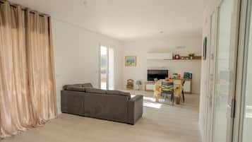 Villa, Hot Tub | Living area