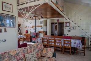 Huis, privézwembad, uitzicht op zwembad | Woonruimte | Een 32-inch flatscreentelevisie met kabelzenders