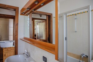 House, Private Pool, Pool View | Bathroom | Shower, towels - A Casa Di Lea (Mondavio)