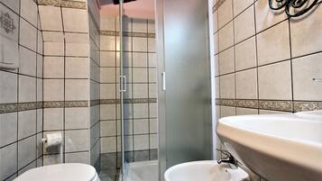 Casa, patio, vistas al jardín | Baño | Ducha, secador de pelo, bidé y toallas