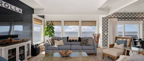 TV connectée, baby-foot, livres, chaîne hi-fi