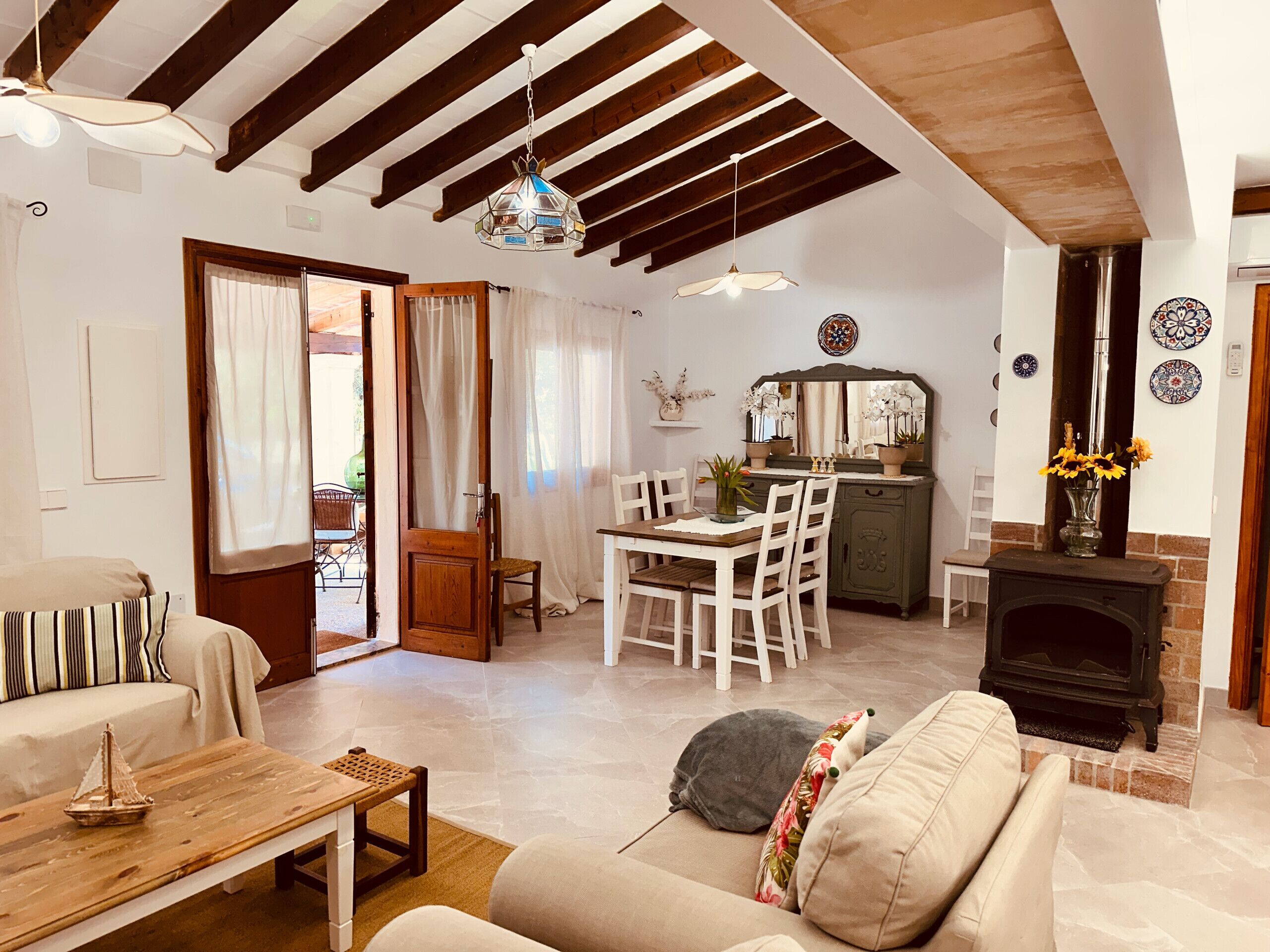 Een open haard en een tafeltennistafel