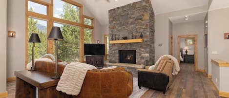 Smart TV, chimenea y oficina