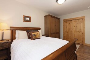 5 bedrooms, iron/ironing board, free WiFi, bed sheets