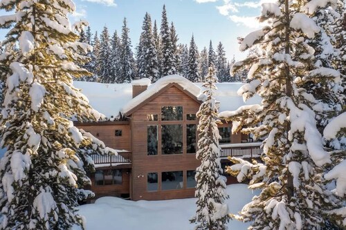 Beautifully renovated home with hot tub, A/C, and breathtaking views